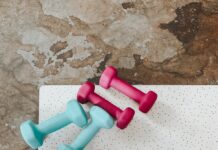 다이어트와 운동: 몸에 긍정적인 영향을 주는 두 가지 주축 person holding white liquid filled cup above two pairs of dumbbells