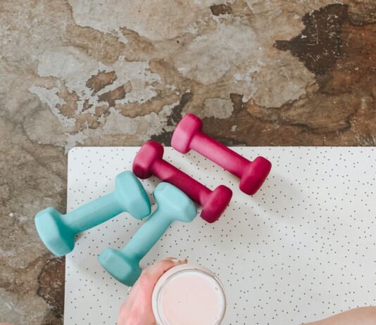 다이어트와 운동: 몸에 긍정적인 영향을 주는 두 가지 주축 person holding white liquid filled cup above two pairs of dumbbells