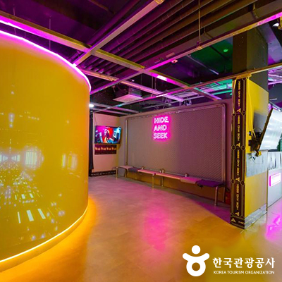 이색 실내 게임장 사이버펑크