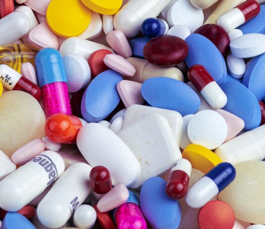 마약과의 전쟁…관세청, 2600만 명 동시 투약 분량 마약류 압수 white blue and orange medication pill