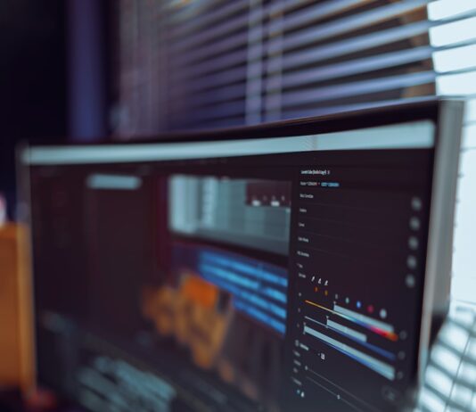 주요 행정정보시스템 모니터링 강화…대체사이트도 확보 a computer screen with a blue circle and a white circle on it