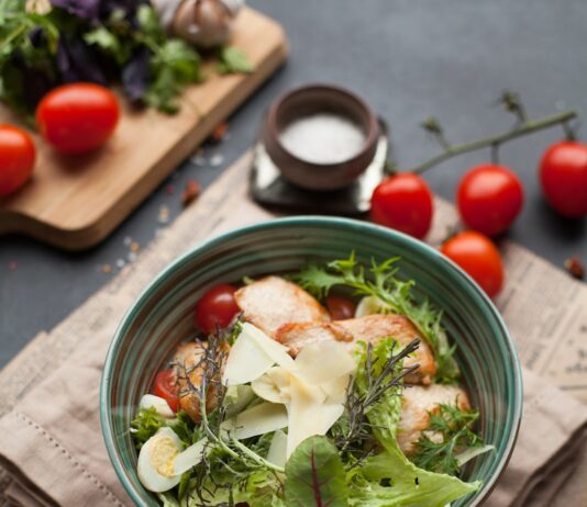 소화기 건강을 위한 식사 습관 bowl of vegetable salad