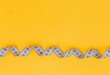 건강한 식단으로 콜레스테롤 낮추기 silver and black necklace on yellow textile