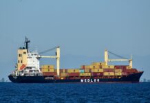 정부, 수출입 해상 물류 지원…주요 노선에 선박 7척 투입 cargo ship on sea during daytime