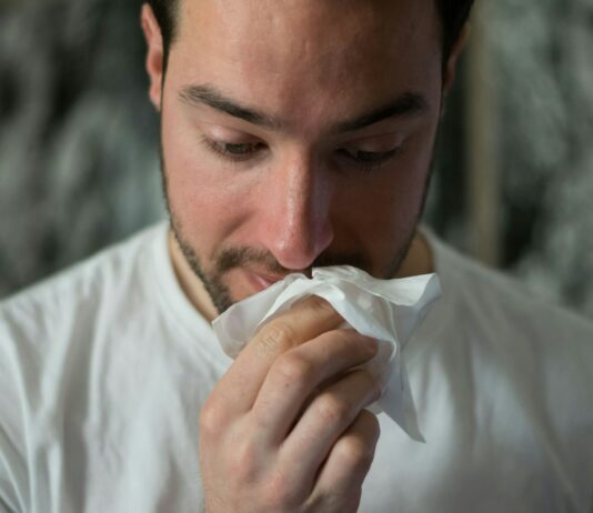 여름철 알레르기 대처법 man wiping mouse with tissue paper