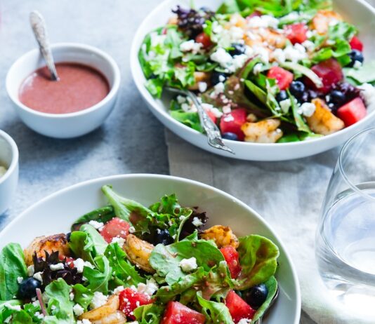 여름철 체중 감량, 간편한 다이어트 팁 10가지 vegetable salad on white ceramic bowl