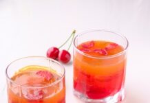 여름의 막바지, 더위를 건강하게 이겨내는 수분 보충 방법 two orange and cherry drink in glasses