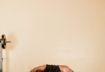 실내에서 할 수 있는 전신 운동 루틴 man in black tank top and black shorts holding black dumbbells