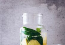 일상 속 건강 챙기기: 작은 변화의 힘 clear glass jar filled with lemonade juice
