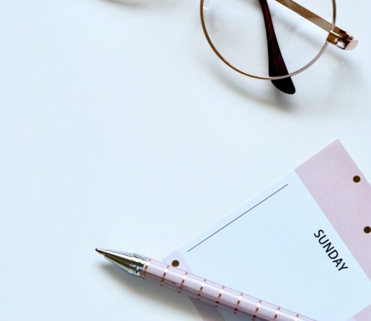 운동 동기 부여: 목표 달성을 위한 심리적 접근법 eyeglasses near paper and ballpoint pen