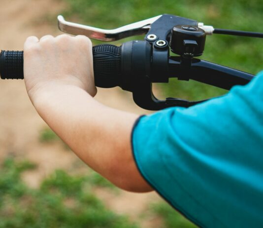건강한 노화를 위한 운동과 식사: 나이별 맞춤형 전략 person holding black dslr camera