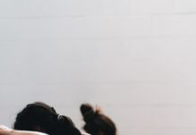 전신 운동 루틴: 집에서 할 수 있는 효과적인 운동법 woman in black tank top and black leggings lying on black floor