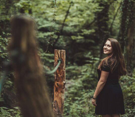 정신 건강을 위한 자기 관리 방법 woman standing beside post