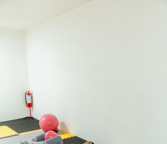 필라테스 운동의 과학적 근거와 신체에 미치는 영향 a group of people doing yoga in a room