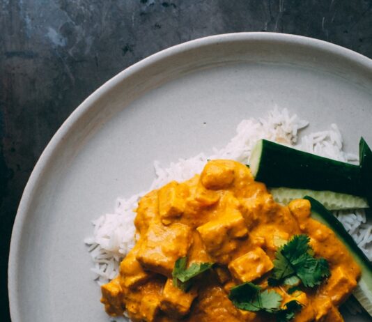 운동 후 영양 섭취가 체력 향상에 미치는 영향 green vegetable on white ceramic plate