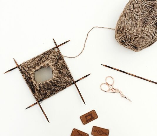겨울철 스트레스를 이겨내는 실내 취미 brown wooden cross and brown yarn