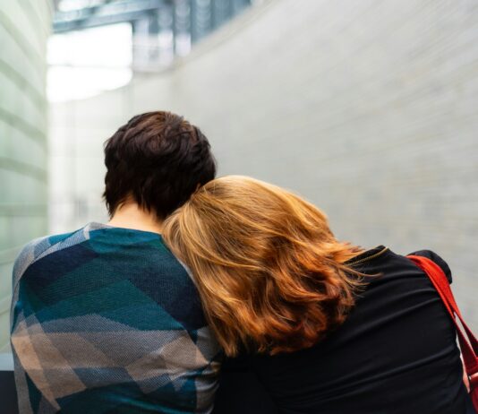 마음 챙김과 신체 관리의 조화 a woman rests her head on another person's shoulder