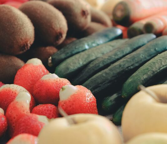 체중 감량과 면역력 강화의 지름길 red apple and green cucumber