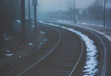 ‘철도르네상스시대’이제는 촘촘한 격자형 철도망으로! low light photography of train rails under foggy sky