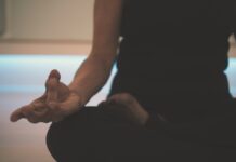 비만과 스트레스: 어떻게 연결되어 있을까? person doing yoga on floor