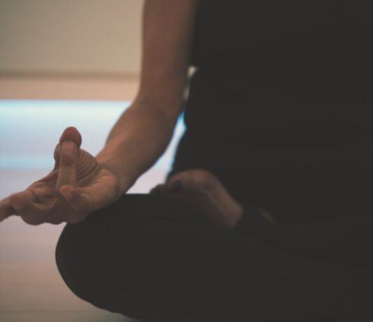 비만과 스트레스: 어떻게 연결되어 있을까? person doing yoga on floor