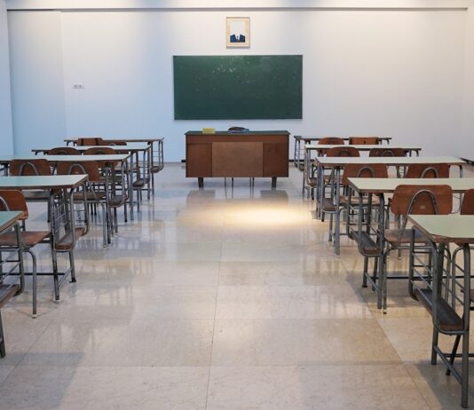 평생학습 프로그램 듣고 자격증 취득 도전! 상반기 직업역량강화 프로그램 운영 brown wooden table and chairs