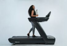 유산소 운동과 근력 운동으로 체력 증진 및 건강 유지 a woman is walking on a treadmill