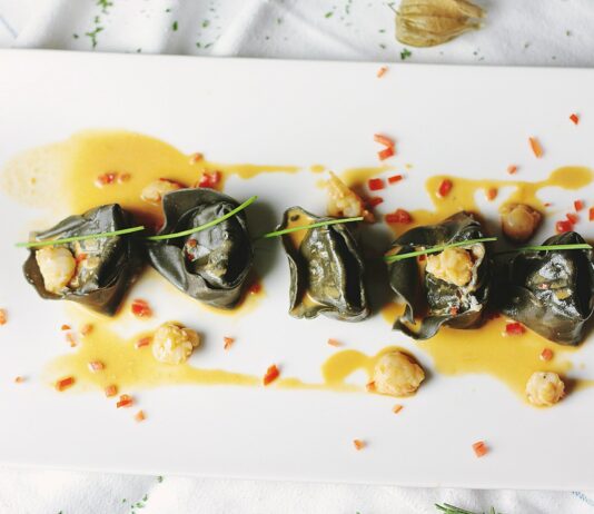 성공적인 다이어트를 위한 피트니스 목표와 식단 계획 dish served on white plate