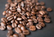 2030세대, ‘건강한 카페인’ 찾는다…커피 대신 매취차·마테차 인기 brown coffee beans on gray surface