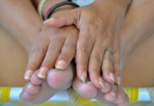 “한여름에도 손발이 차가워요”… 냉증 체질은 단순한 체질이 아니다 A close up of a person holding their hands together