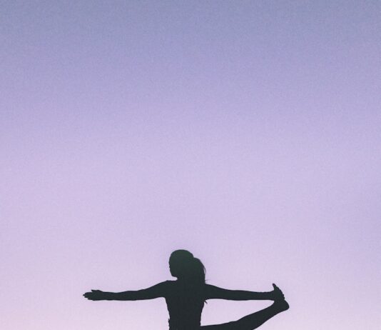 일상 속 손쉬운 스트레칭, 건강을 챙기는 비밀 루틴 silhouette of woman doing yoga