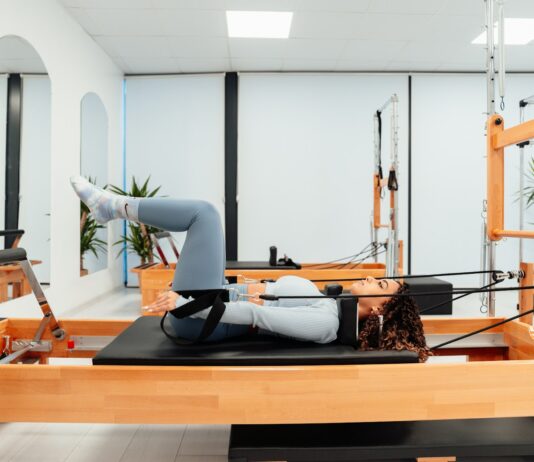 필라테스로 건강한 몸과 마음을 만들어보자 a woman is doing a pivot on a pivot machine