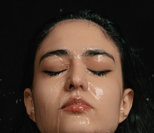 무더위 속 피부 건강, 여름철 필수 관리법 알아보기 a woman with her eyes closed covered in water