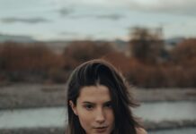 “생리 전에 너무 예민해져요”… 단순한 기분 탓이 아닌 ‘PMS’의 신호 woman in white tank top standing near body of water during daytime