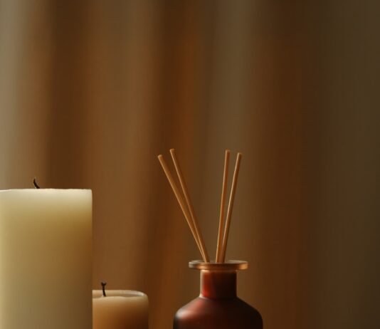 현대인의 건강관리, 대체요법이 일상 속으로… 똑똑하게 실천하는 방법은? a couple of candles sitting on top of a table