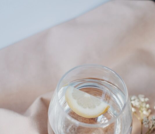 일상에 스며든 ‘웰니스 문화’… 작지만 확실한 건강 습관 만들기 clear glass jar with white liquid inside