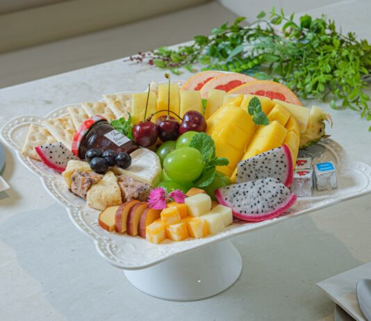 “바쁜 일상 속 건강 지키기, 영양과 보충제로 실천하는 새로운 습관” a platter of fruit and cheese on a table