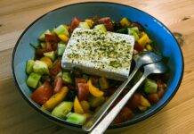 일상을 바꾸는 식단 혁신, 지속 가능한 건강관리의 첫걸음 a bowl of food