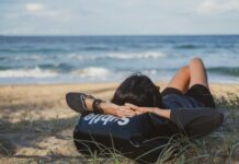 일상 속 스트레스, 건강하게 다스리는 실천법 ‘눈길’ woman lying on grass front of sea at daytime