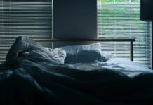 깊은 잠이 건강을 지킨다…한국인 일상에서 실천하는 신(新) 수면 루틴 gray bedding beside window blinds