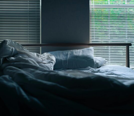 깊은 잠이 건강을 지킨다…한국인 일상에서 실천하는 신(新) 수면 루틴 gray bedding beside window blinds