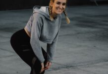 ‘근육 관리’, 일상 루틴으로 자리잡다… 취미와 건강을 함께 챙기는 방법 woman in gray long sleeve shirt and black leggings sitting on gray concrete floor