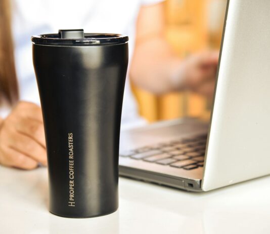 “마시고 채우고, 속도내라”… 현대인 수분 관리 트렌드와 실천법 a black coffee cup sitting next to a laptop