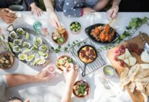 바쁜 일상 속에서도 충분히 가능한 ‘마음 챙김 식사법’, 건강을 담다 people holding clear drinking glasses