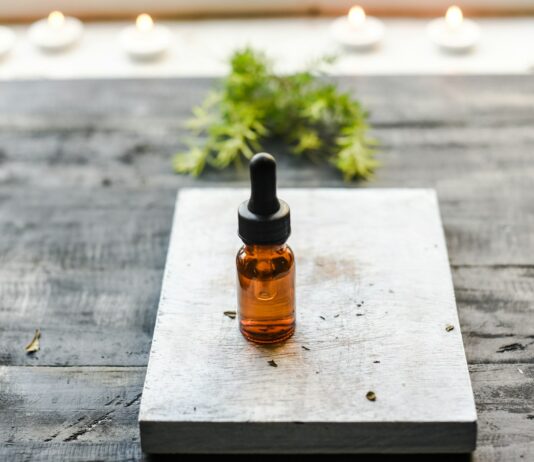 집에서 실천하는 대체요법, 건강 트렌드로 자리잡다 brown glass bottle on brown wooden table