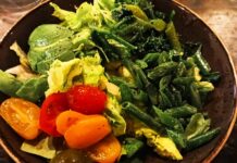 “덜고, 더하고, 새롭게” 건강한 식단, 작은 변화에서 시작하세요 a brown bowl filled with vegetables on top of a wooden table