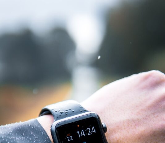 내 손안의 건강 파트너, AI 기반 건강 관리가 바꾼 일상 person wearing Apple Watch at 14:24