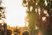 여성 건강관리, 일상 속 작은 변화에서 시작된다 a group of people sitting on top of a lush green field