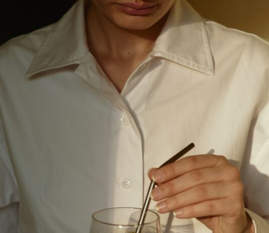 일상 속 웰니스, 새로운 트렌드와 실천 방법 person in white button up shirt holding clear drinking glass with green liquid