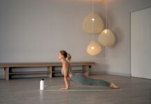 집에서도 충분한 건강 관리, ‘마이크로 워크아웃’ 열풍 확산 a woman doing yoga